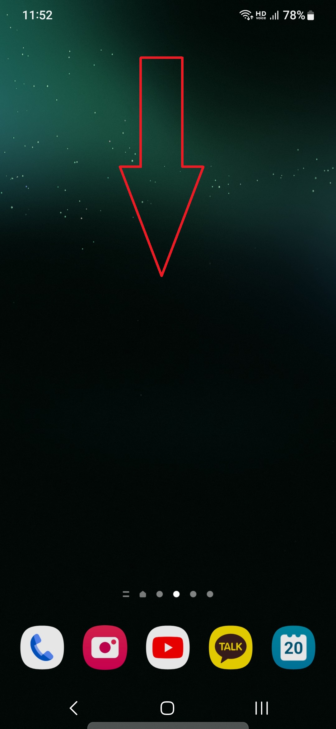 갤럭시 스마트폰에서 손전등 기능 이용할 때 손전등 빛의 밝기를 조절하는 방법의 1번째 순서를 설명하는 이미지입니다.