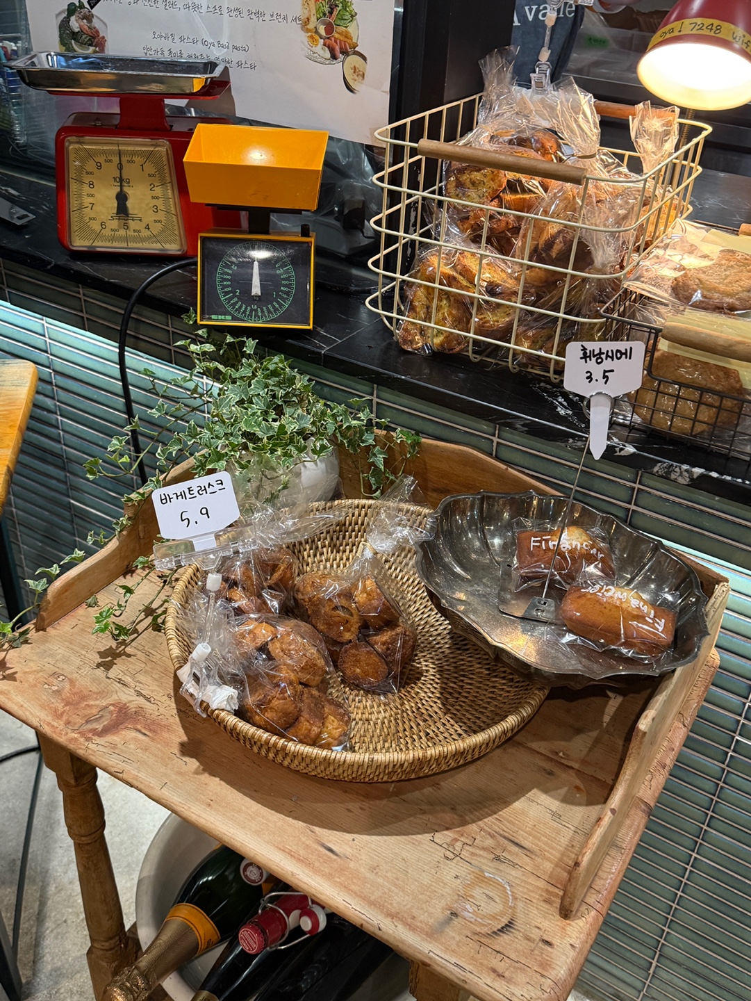 오야밸리 베이커리 빵 종류와 진열 모습