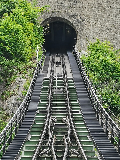 산을 오를 수 있는 철로