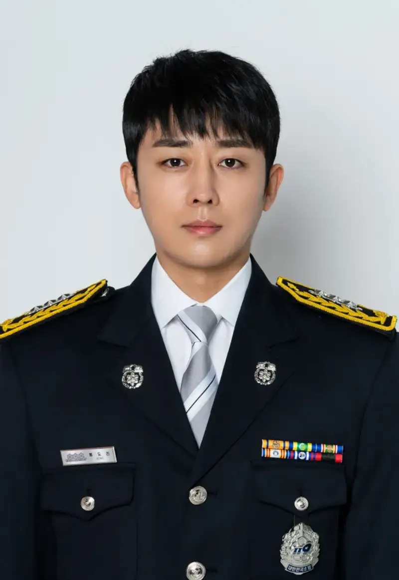 흰색을 배경으로 태원소방서 정복을 입고 있는 소방서 옆 경찰서 그리고 국과수의 봉도진