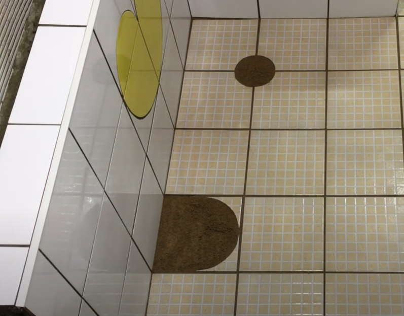 타일기능사 시험과정 완료된 모습 설명하는 사진