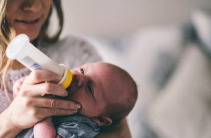 모유/분유 상관 없이 ‘수유 자세’가 아기 정서 발달에 미치는 영향