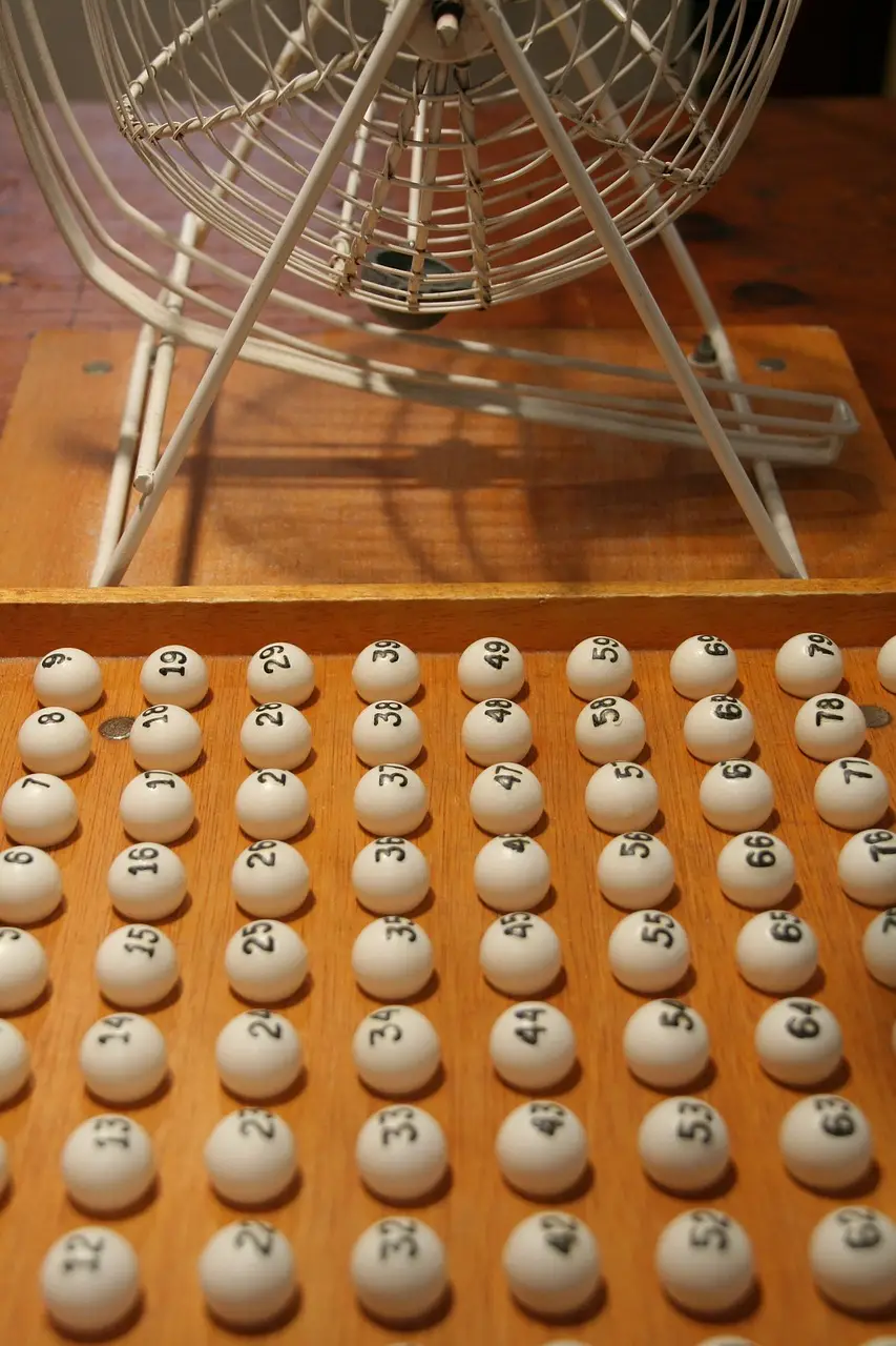로또-추첨-공이-놓여져-있는-사진