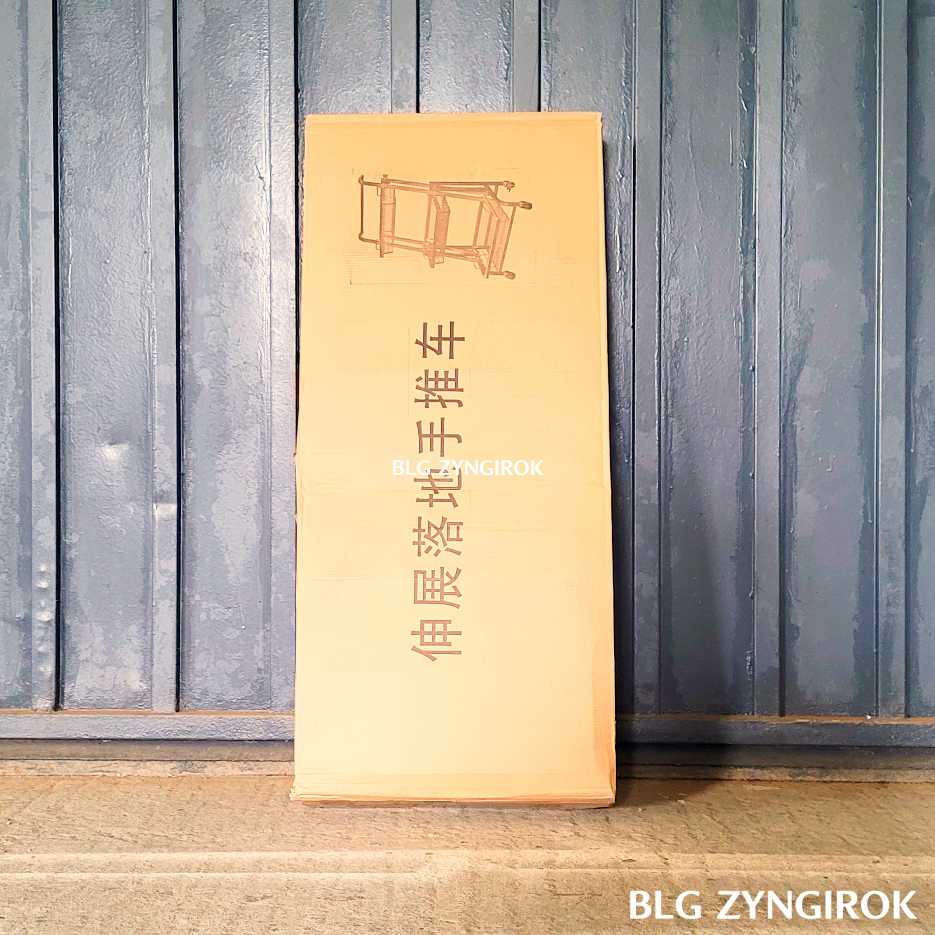 배송된-트롤리가-세워져-있다.