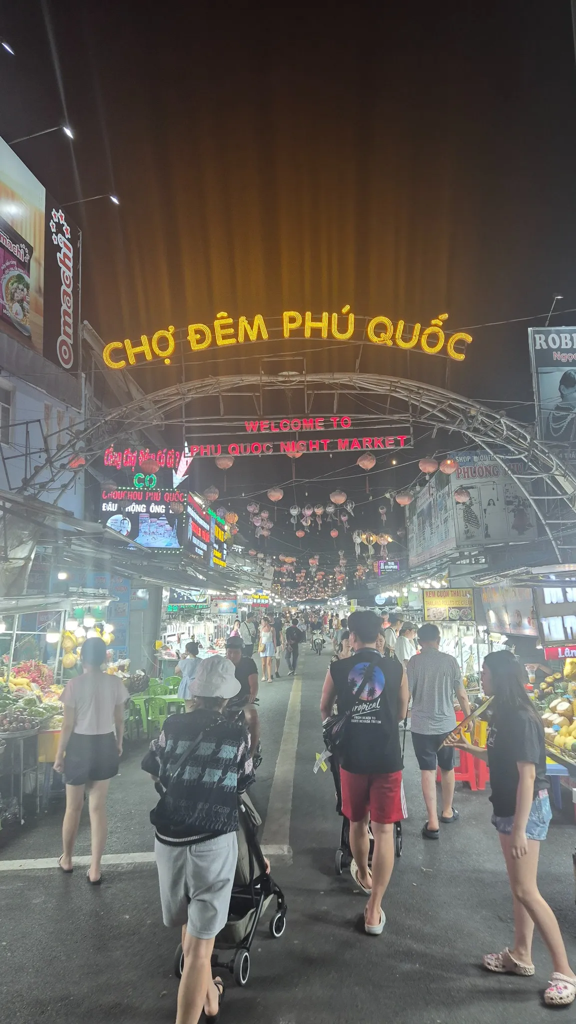 푸꾸옥 야시장 입구 야경과 포토존