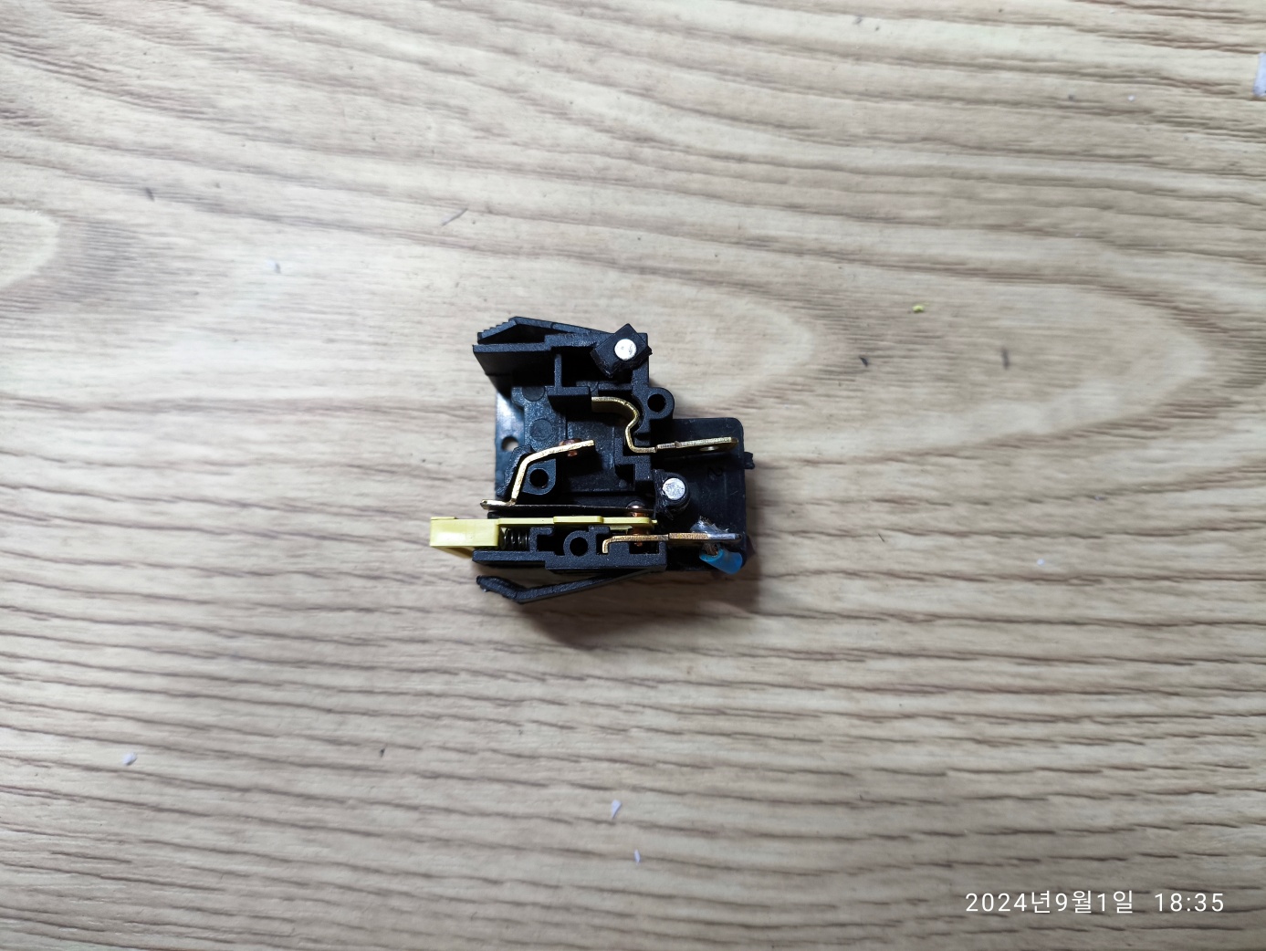 멀티탭 스위치 중 리셋 버튼의 구조