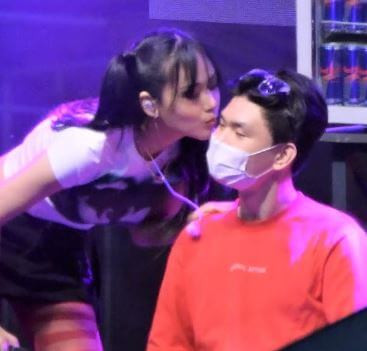 비비 남성팬 스킨쉽 키스