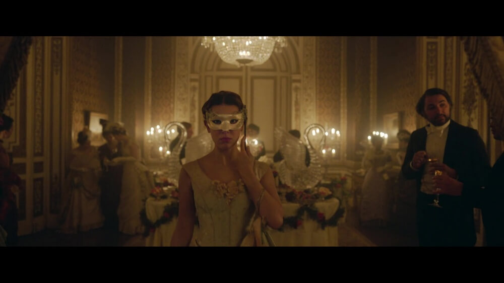 영화 에놀라 홈즈 2 스틸컷 – 에놀라가 무도회에서 가면을 쓰고 서 있는 장면