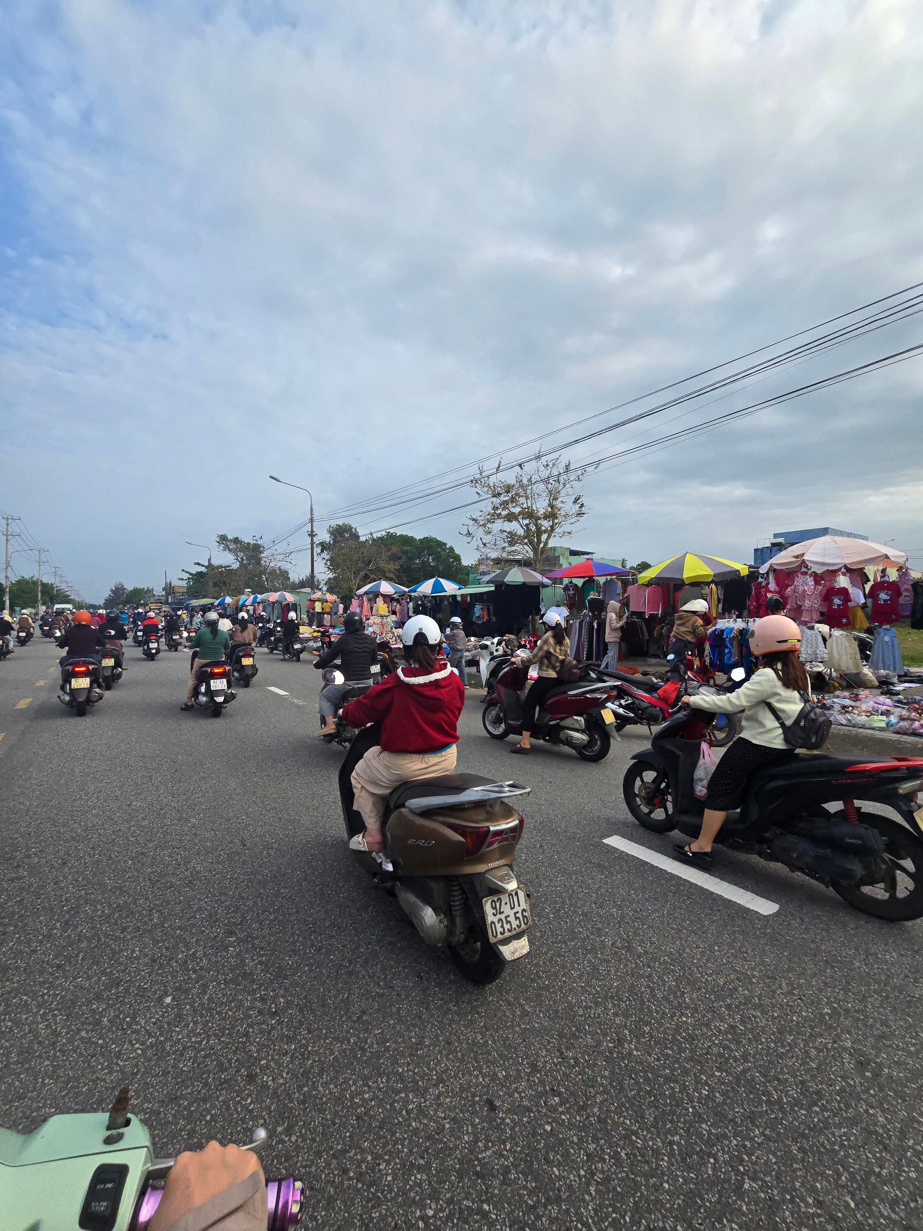 베트남 퇴근길 오토바이 물결과 길거리 노점 시장