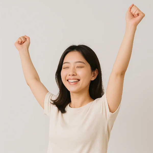 목표 달성 후 환하게 웃는 한국인 여성 이미지
