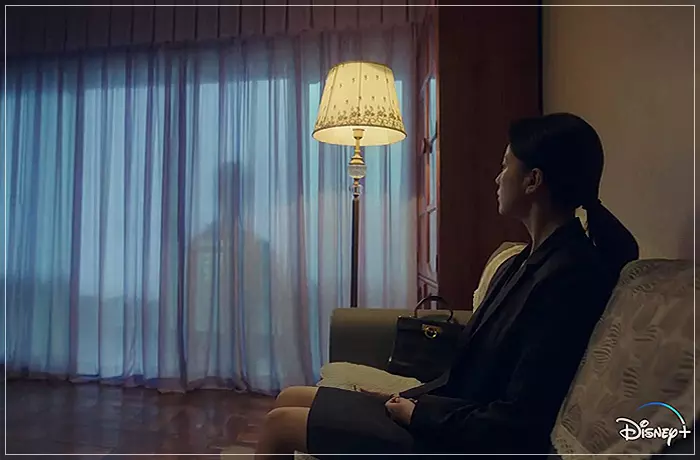 무빙-비오는-날-두식의-그림자가-창에-비치다