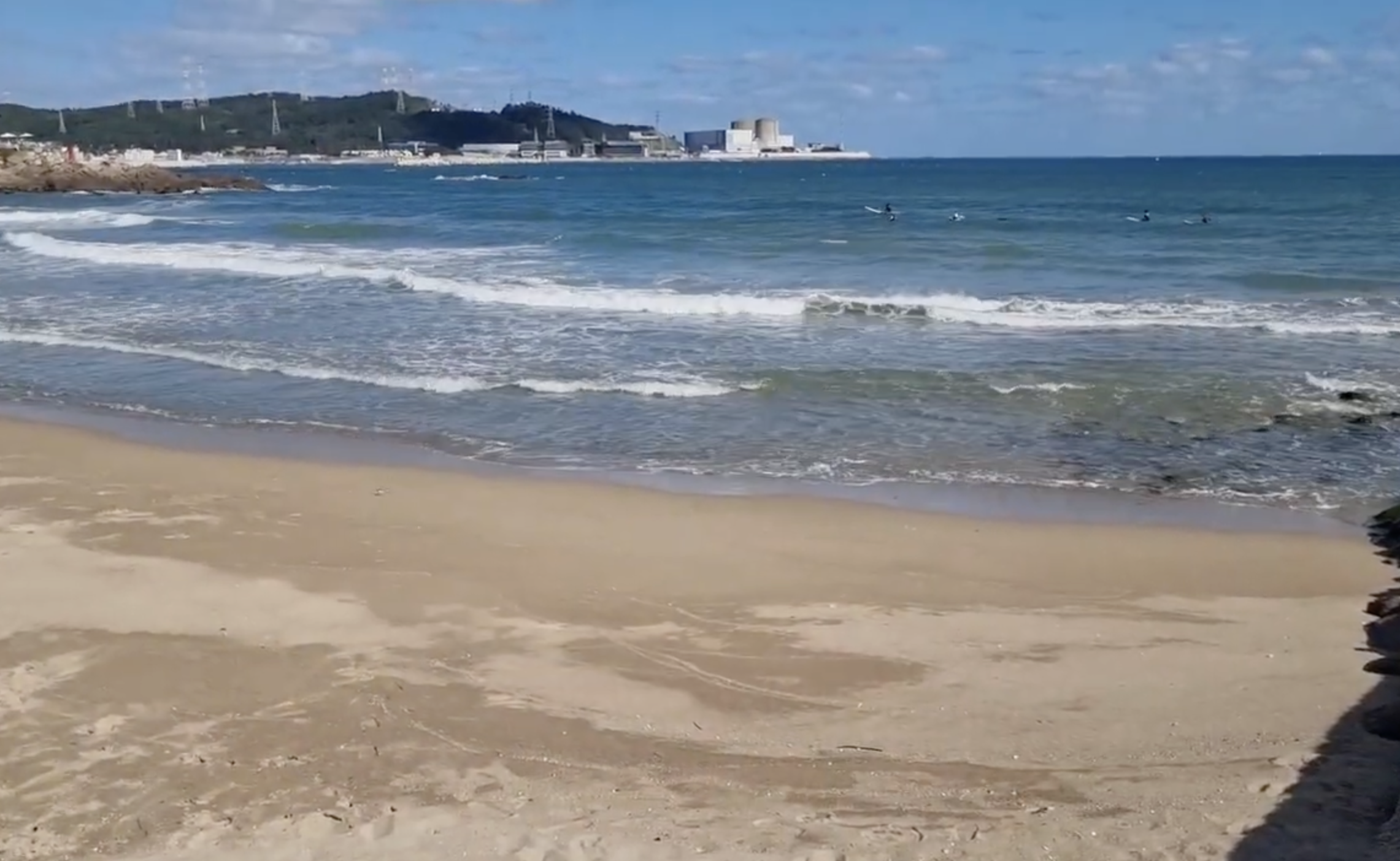 임랑해수욕장에서 바라 본 고리 원전 모습을 찍은 사진입니다.