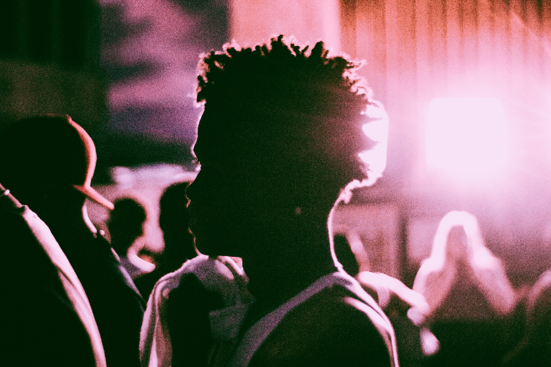 빛-속에서-실루엣만-보이는-남성의-얼굴-옆모습