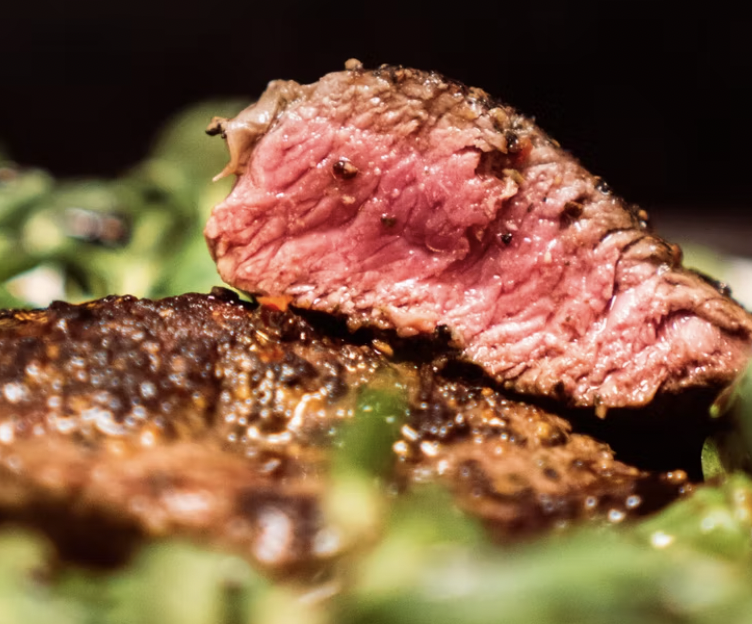 미디엄레어스테이크