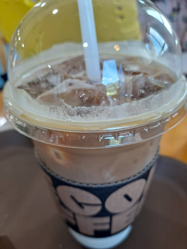 카페 아이스라떼 비주얼