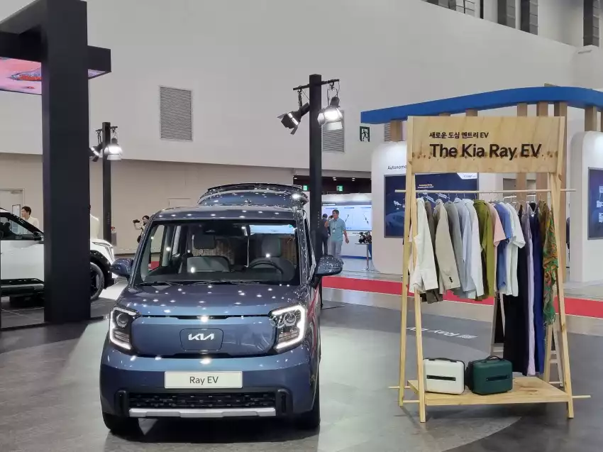 기아 레이 EV도 전시 중이었습니다.