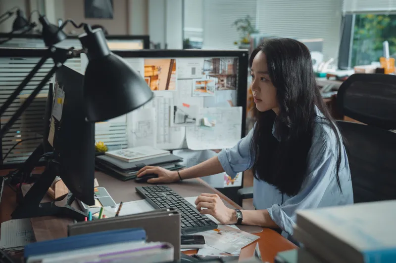 인테리어 사무실을 배경으로 컴퓨터 모니터를 바라보고 있는 영화 타겟의 장수현