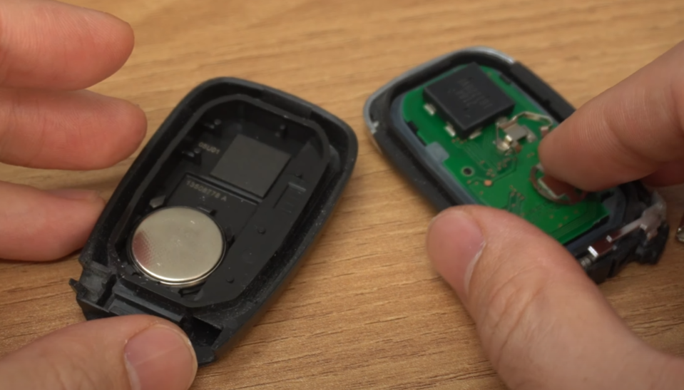 3. 분리된 스마트키의 내부 모습에서 건전지를 확인한다.