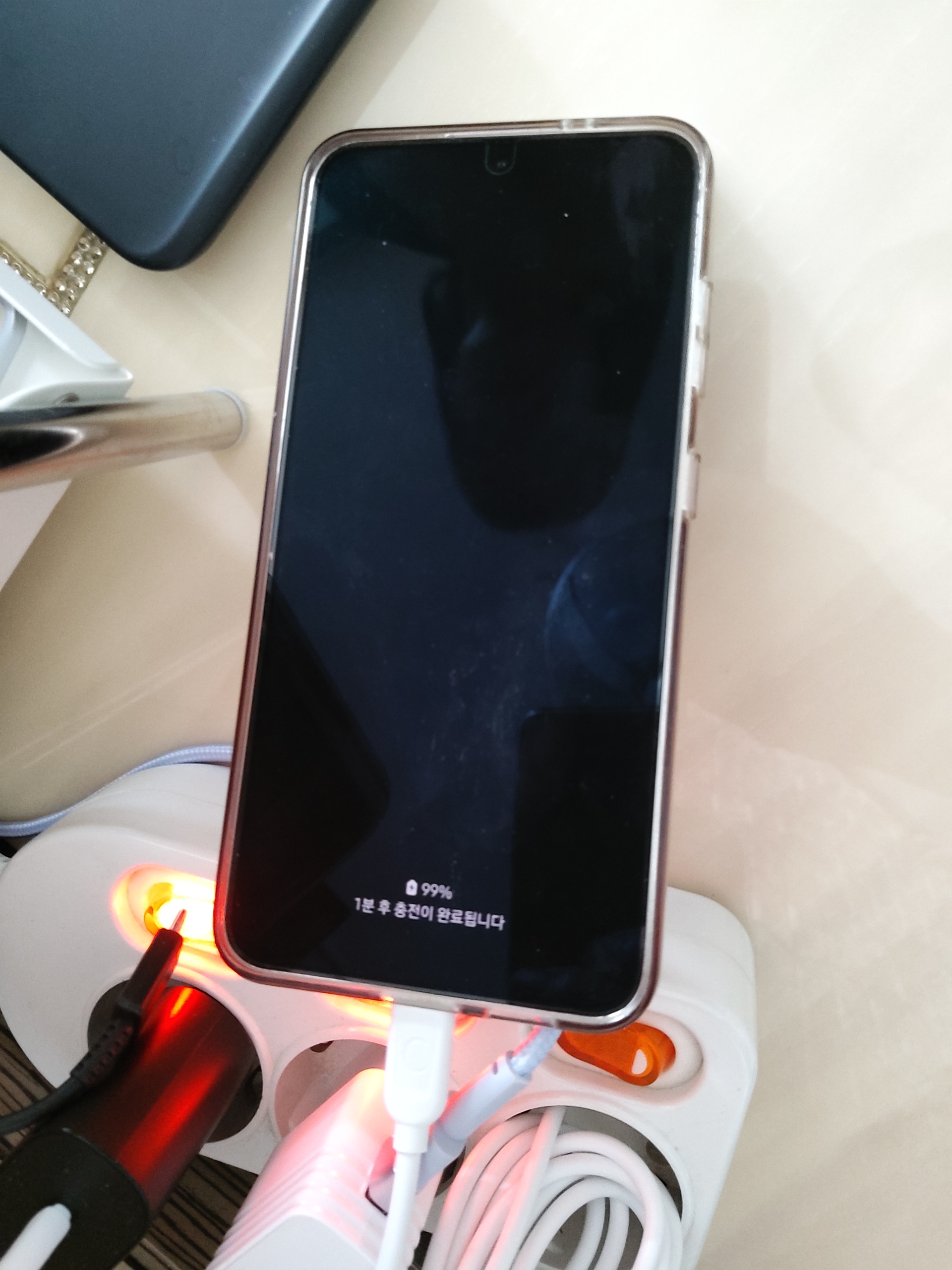 가성비 스마트폰 충전케이블 25와트로 충전가능함.