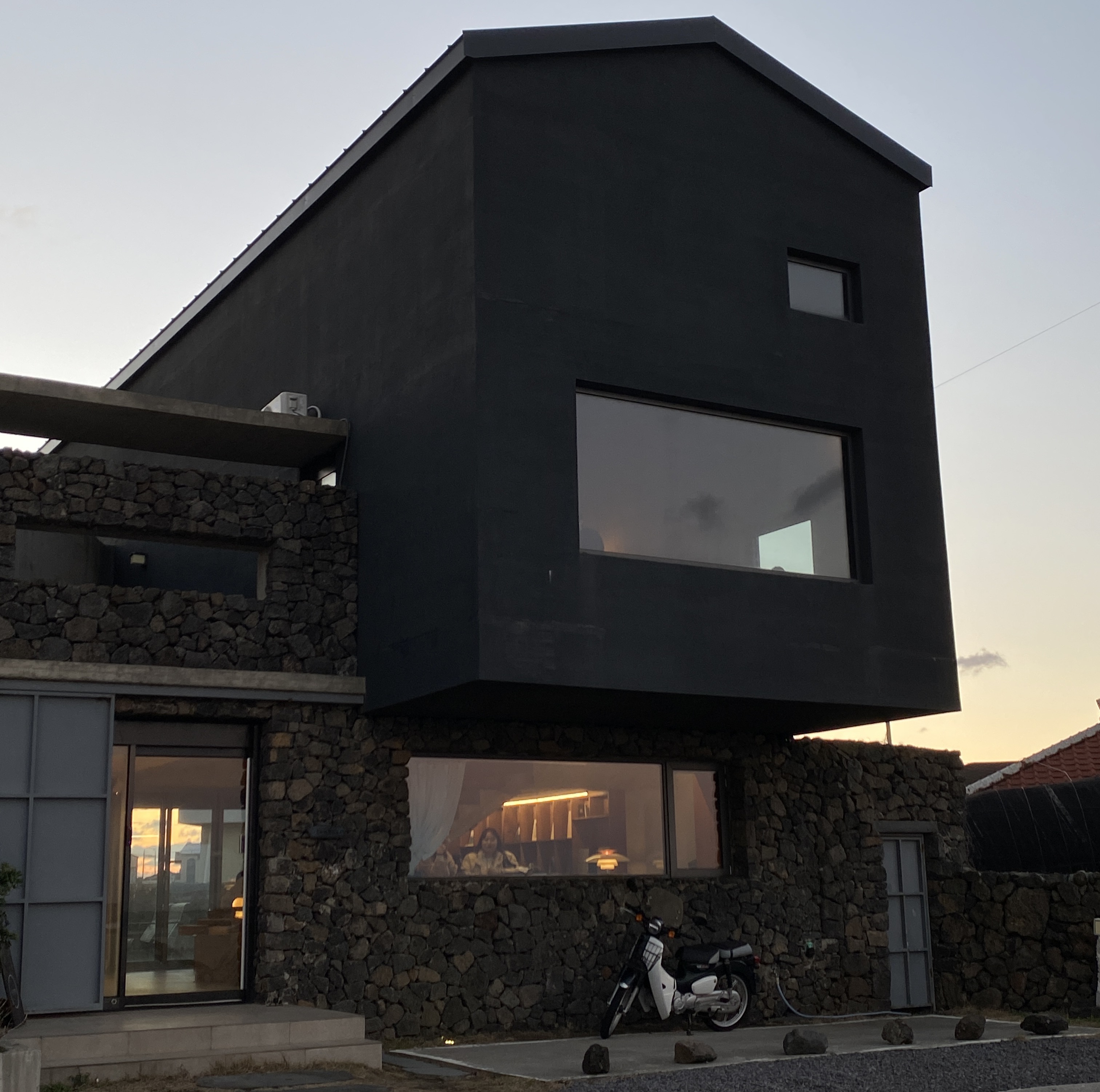 슬로보트-카페-앞-건물