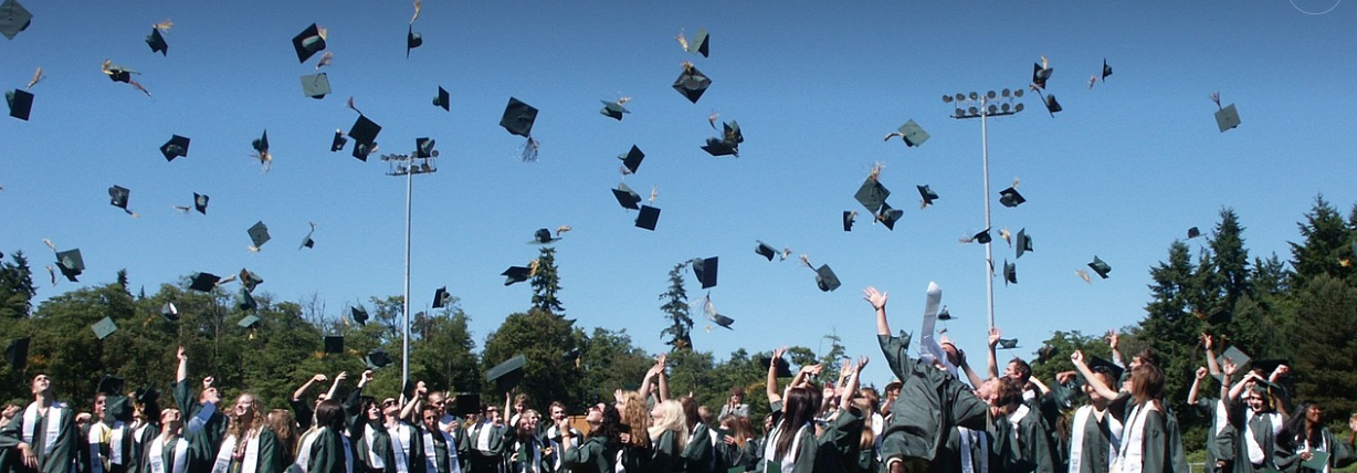 교육과정의 여정을 마무리 하는 모습을 표현한 사진