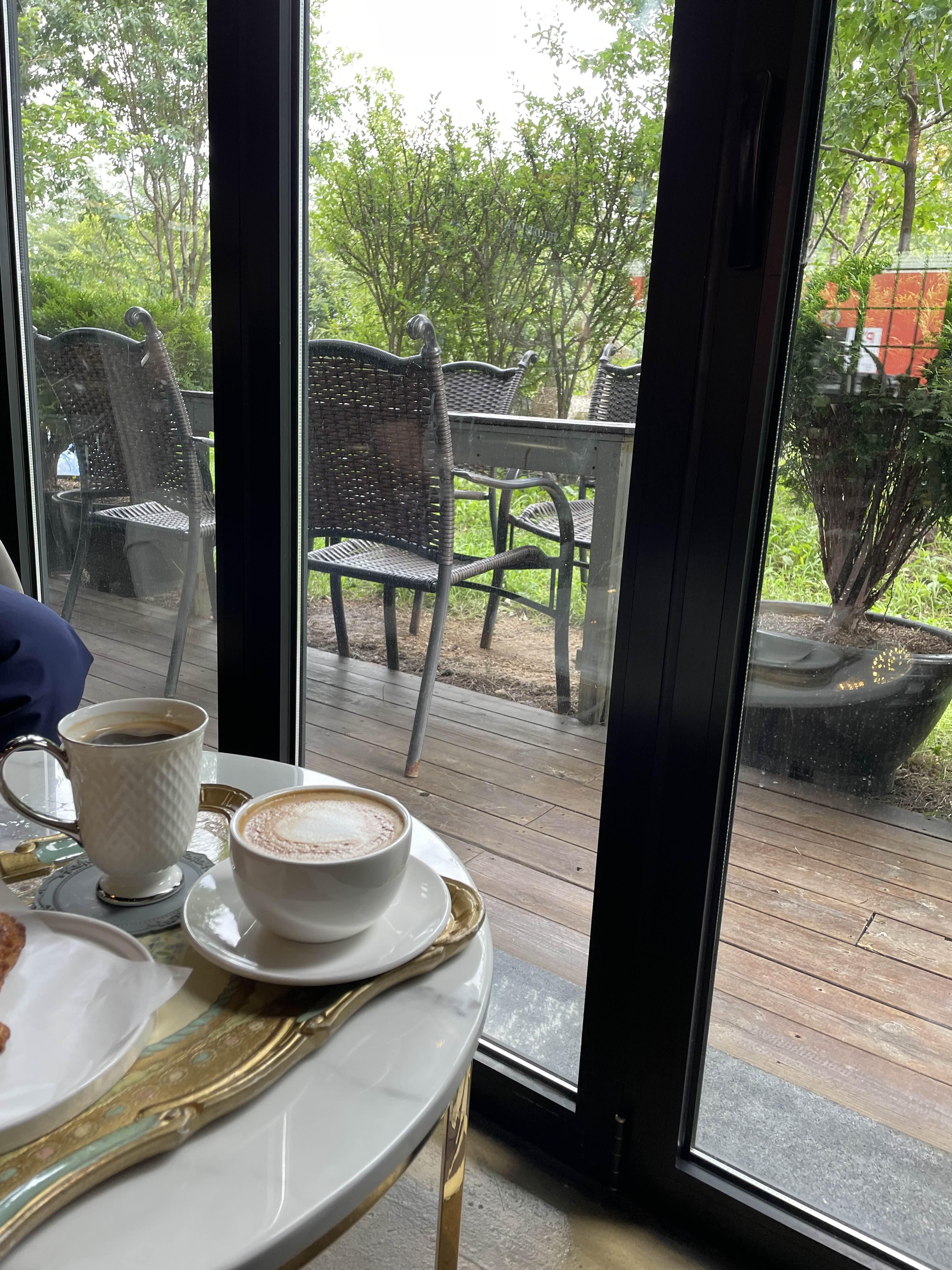 카페 옆의 정원 모습