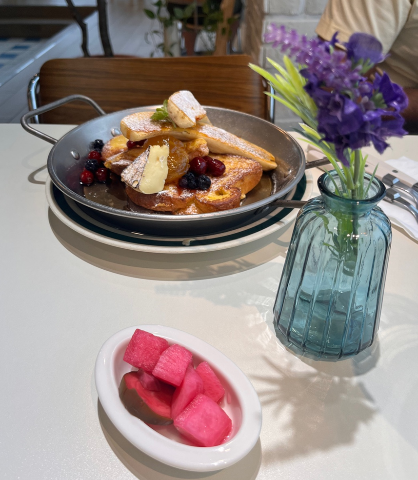 브런치 카페 ‘어몽스트(Amongst)’