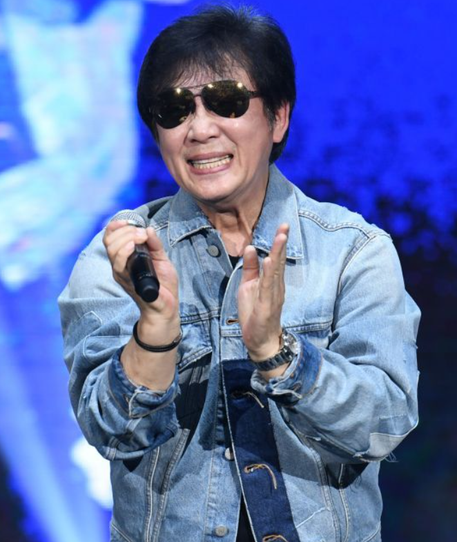 전영록 근황│무대 위에서 마이크를 잡고 팬들과 소통하는 장면