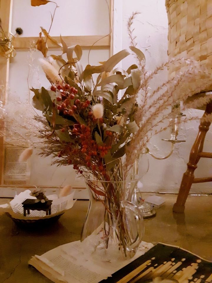 바닥에-조화로-꾸며놓은-화병이-놓여있는-사진