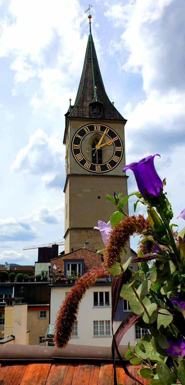 꾸준함을 의미하는 나무 시계 등대 이미지입니다.