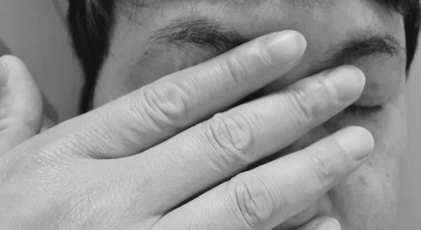 눈통증을-호소하는-사람