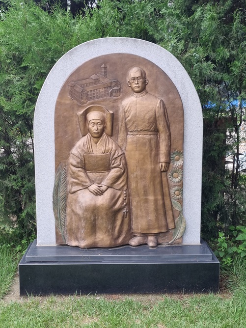 하느님의 종 김치호 베네딕토 신부와 그의 누이 김정숙 마리안나 수녀를 표현한 부조 작품 사진