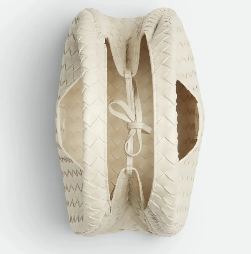 이영애 보테가, 이영애 보테가 베네타, 이영애 보테가 베네타 안디아모, 이영애 보테가 베네타 씨타백, 이영애 보테가 베네타 캄파나백, 보테가 베네타 가방, 보테가 베네타 스웨이드 백, 조용한 럭셔리 패션, 조용한 럭셔리 스타일, 4050 명품룩, 50대 명품 패션, 미니멀 명품백, 2025 가을 가방, 2025 패션 트렌드