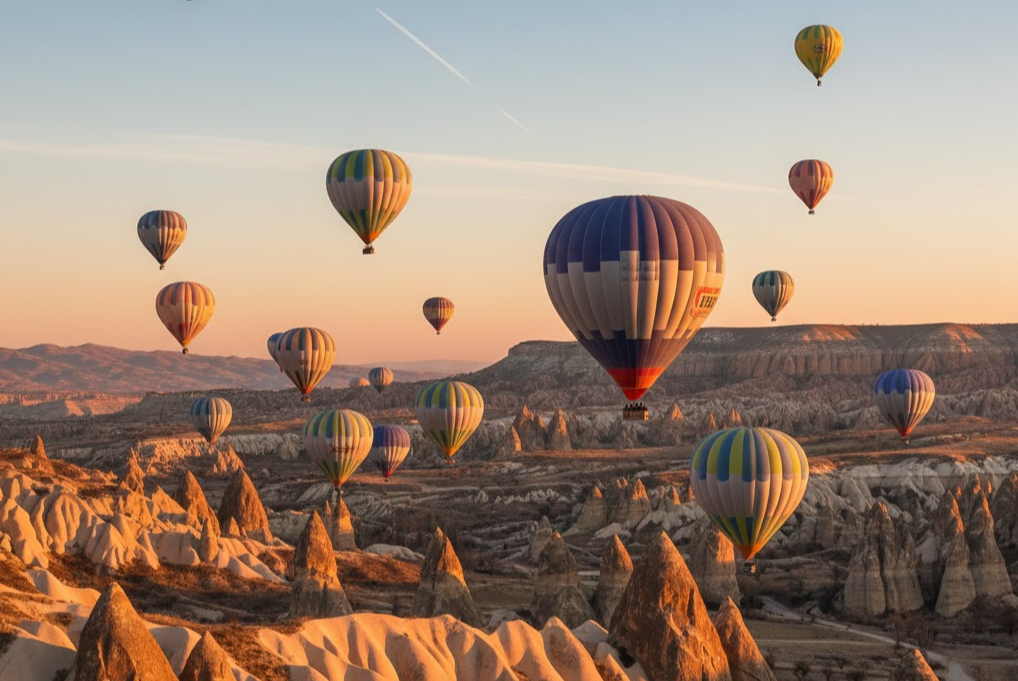 카파도키아 새벽 하늘에 떠오르는 열기구와 인생샷 포토스팟