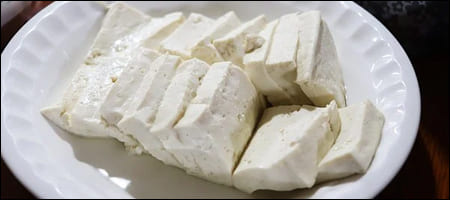 슬라이스된 두부 한 접시