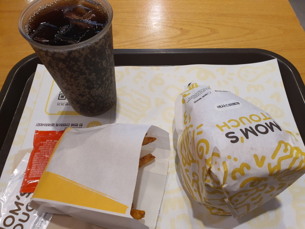 맘스터치 텍사스 바베큐 치킨버거 햄버거 세트