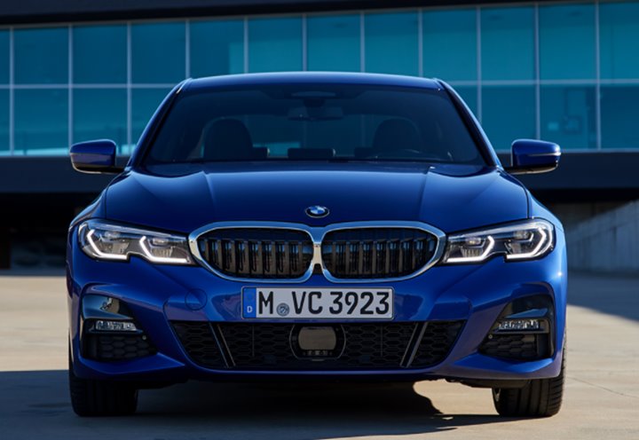 파란색-BMW-3시리즈-전면사진