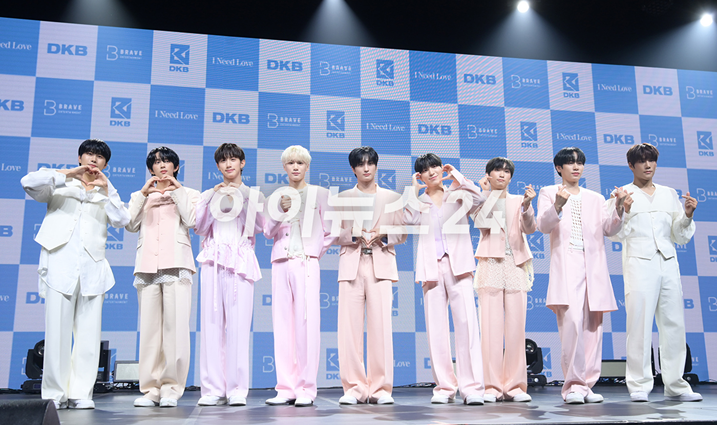 그룹 다크비(DKB) 테오가 14일 오후 서울 서교동 신한카드pLay스퀘어 라이브홀에서 다크비 여섯 번째 미니앨범 '아이 니드 러브(I Need Love)' 발매 기념 쇼케이스에서 포토타임을 갖고 있다. [사진=정소희 기자]