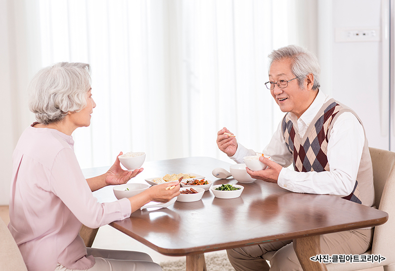 치매 예방에 좋은 음식 및 세대별 생활습관