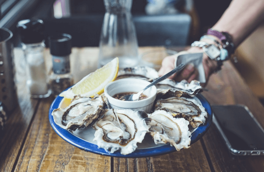 굴의 효능 접시에 가지런히 담겨 있는 생굴