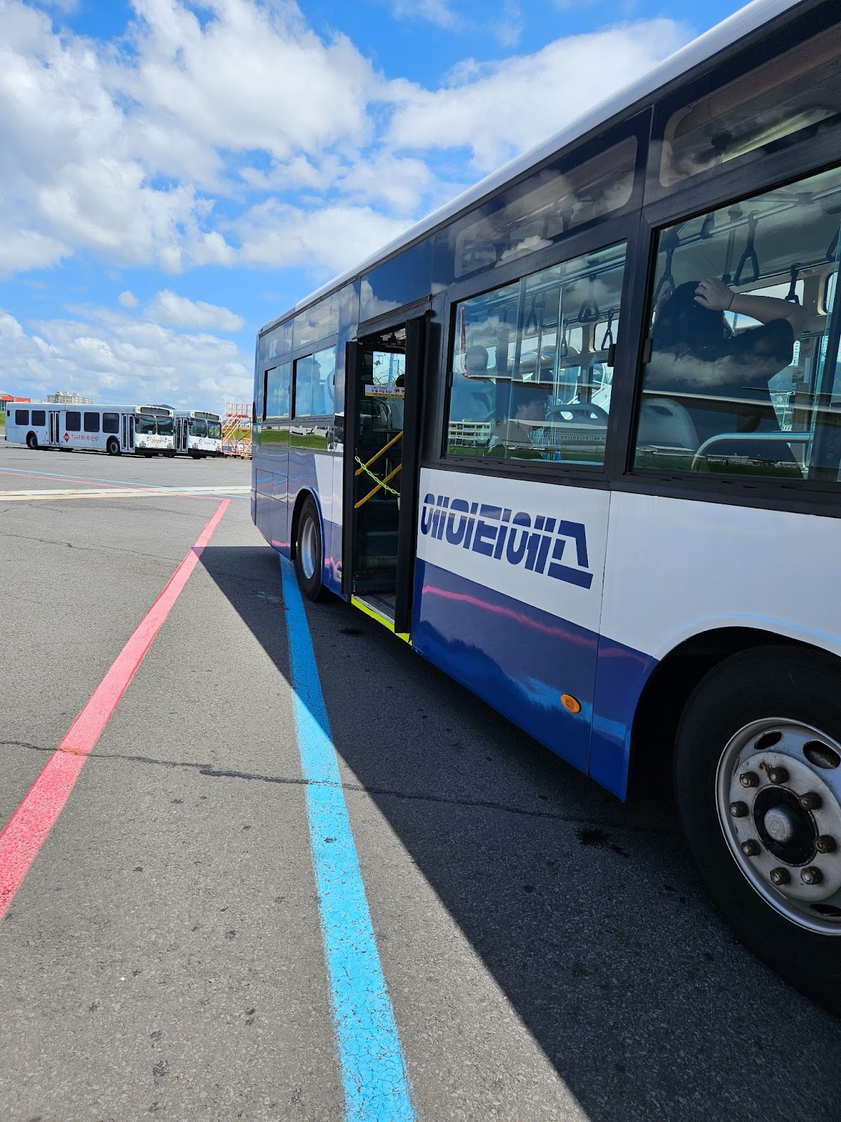 공항 탑승을 위해 이동하는 버스
