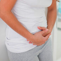 질염으로-인해-배-아파하는-사진