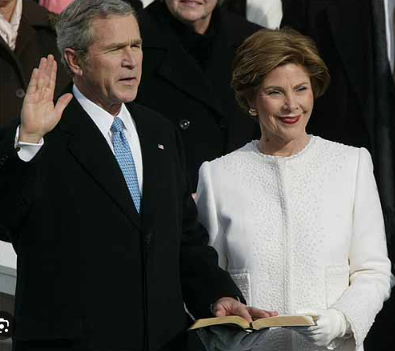 부시대통령 성경에 손을 얹고 선서