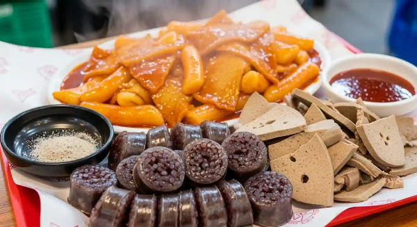 분식집에서 파는 순대와 간, 떡볶이가 접시 위에 올려져 있음