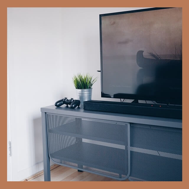 거실-테이블-위-TV