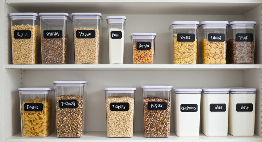 깔끔한 투명 용기로 펜트리 공간을 잘 활용한 선반의 모습