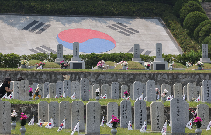 6월 6일 &ldquo;현충일이 뭐예요&rdquo; 아이가 물어볼 때 쉽게 설명하는 방법 (초등학생 눈높이 + 부모 대화 예시 포함)