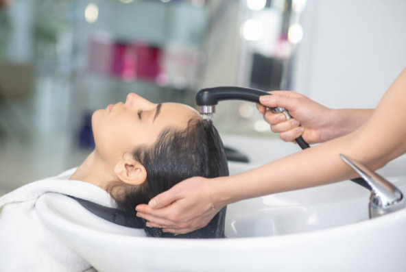 물로만 머리를 감는 사진