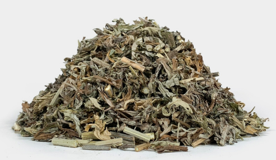 야생에서 채취를 한 쑥을 깨끗하게 세척한 후에 건조시킨 것을 하얀 바닥 위에 수북하게 놓아두고 찍은 사진