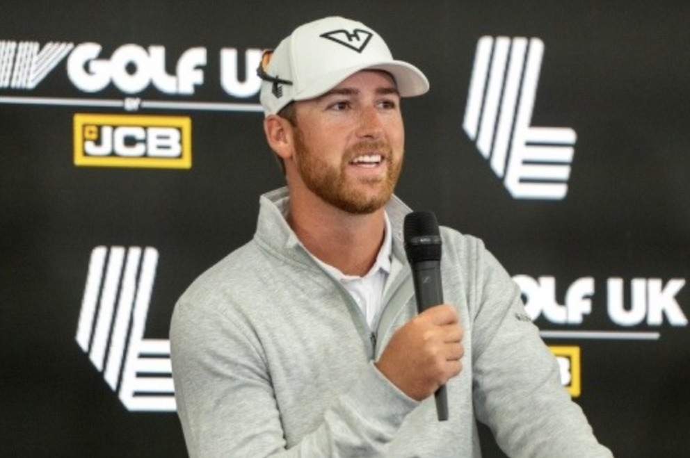 LIV골프 영국대회 2라운드 단독 선두 "앤디 오글트리(미국)"
1라운드 공동 2위였던 앤디 오글트리는 2라운드에서 보기없이 버디 6개를 잡아내며 중간 합계 12언더파 130타로 단독 선두에 올랐습니다.